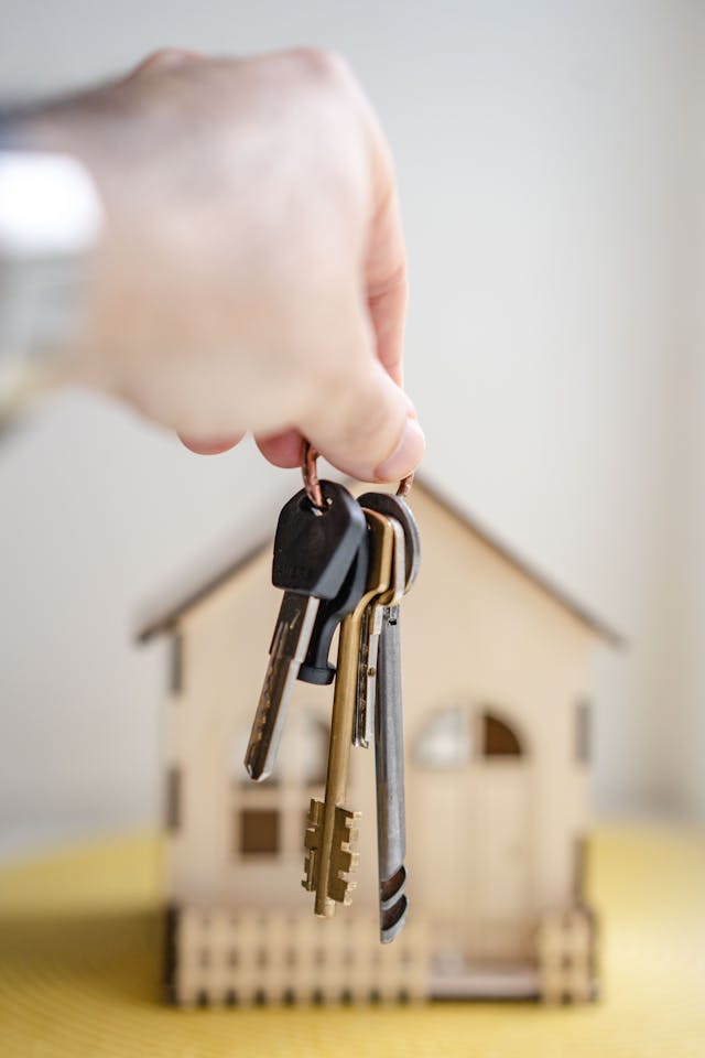 Person with keys for real estate // Healthier Veterans Today